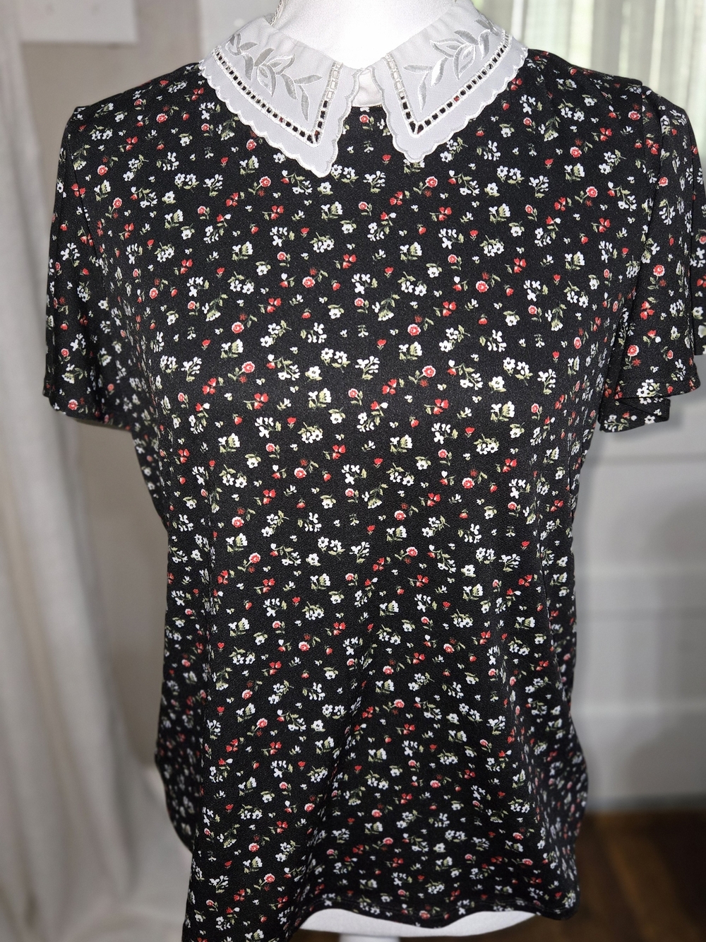 Women's Black Floral Short-Sleeve Top with White Collar